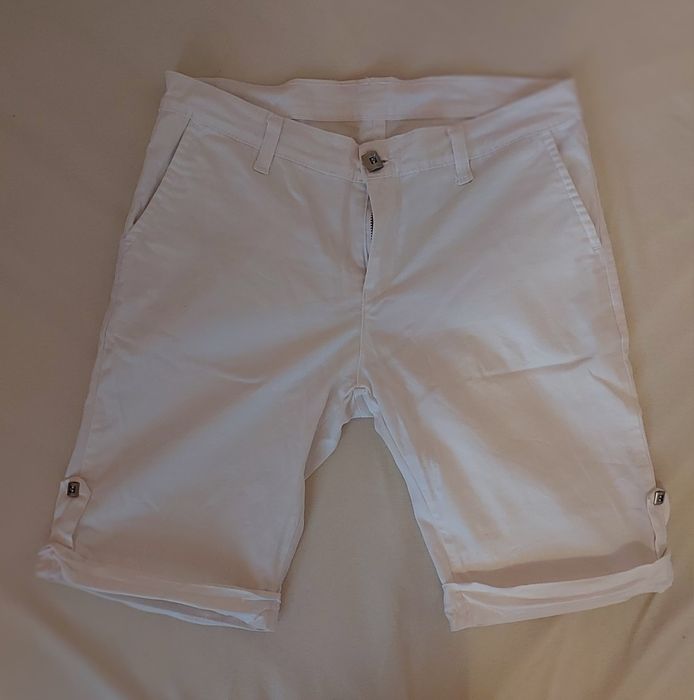 Бели бермудени панталони