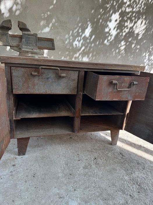 Продам- верстак и тиски