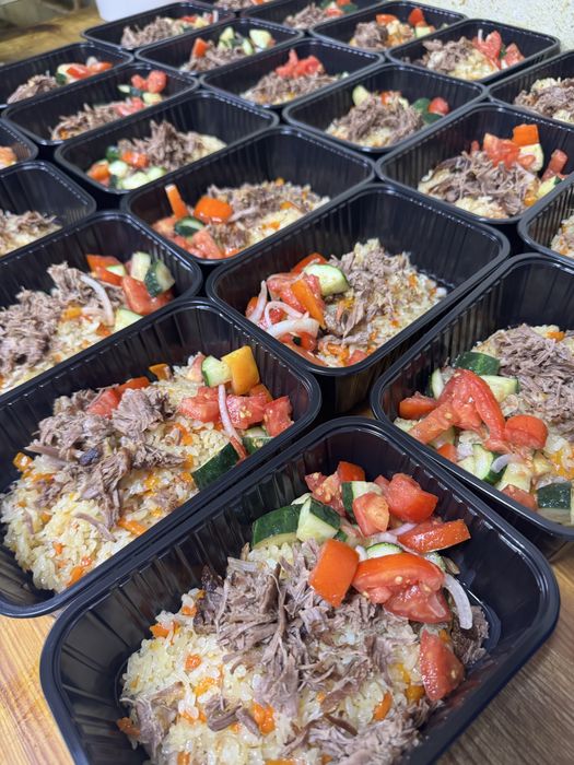 Ұйымдарға арналған кешенді түскі ас жеткізу / Доставка обедов для комп