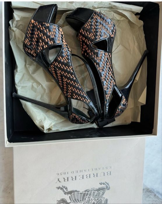 Оригинални обувки на висок ток на Burberry