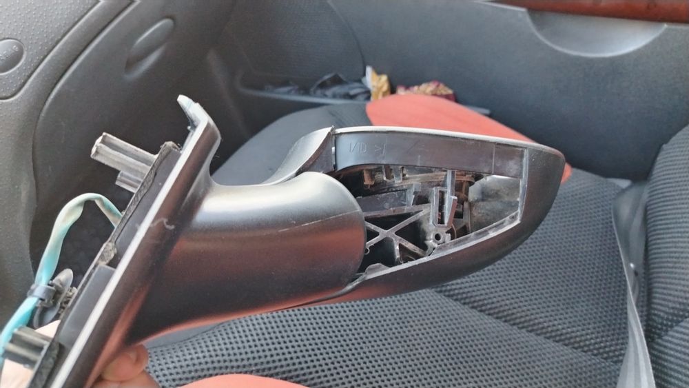 Продавам дясно огледало Citroen C2