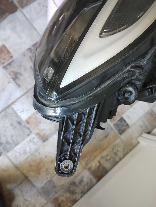 Vând Far stânga Volvo V40 halogen LHD full impecabil