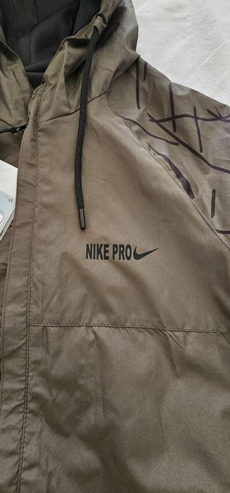 Чисто нова ветровка Nike pro, тъмно зелена