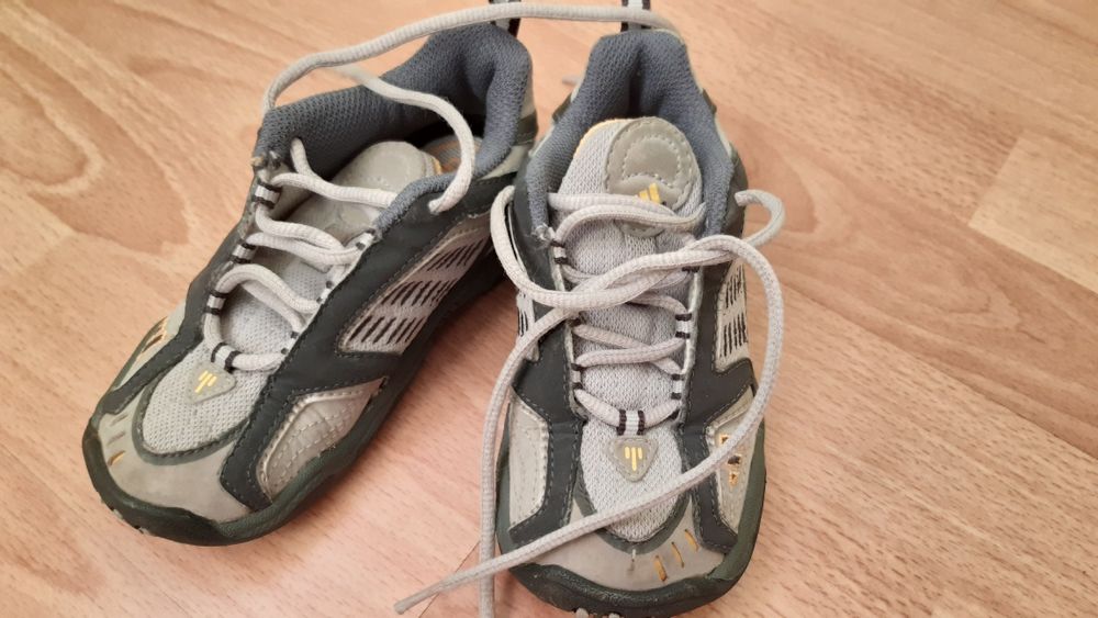 Маратонки Adidas, номер 25