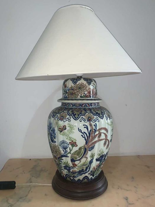 Veioza portelan pe soclu de lemn