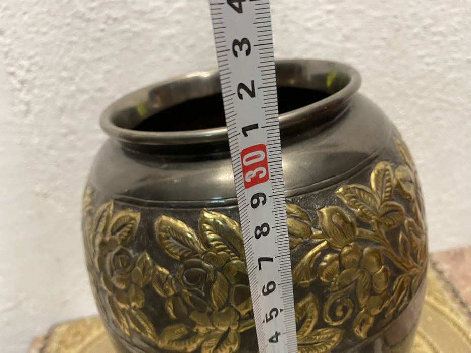 Голяма английска посребрена ваза с релефни елементи от месинг