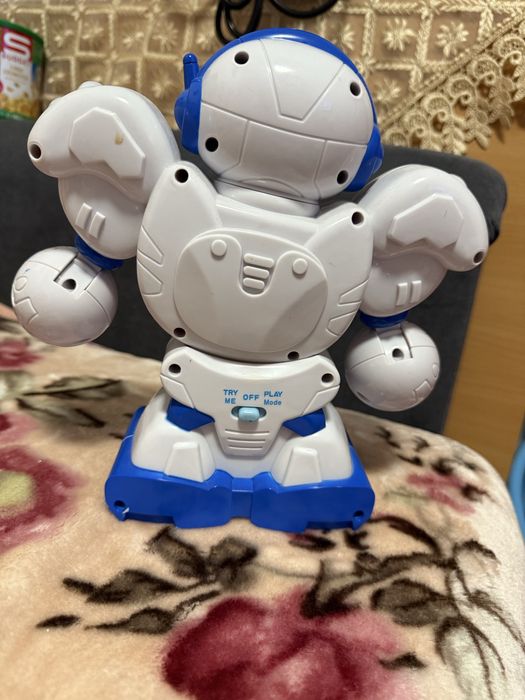 Jucarie interactiva robot