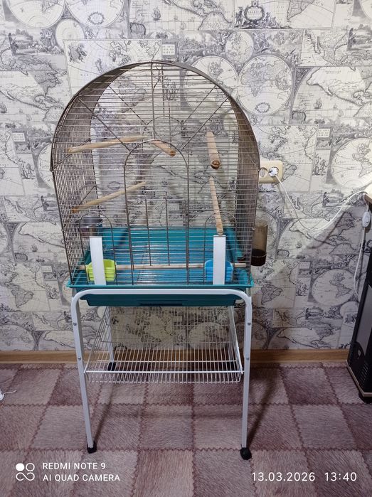 Клетка большая, на подставке.