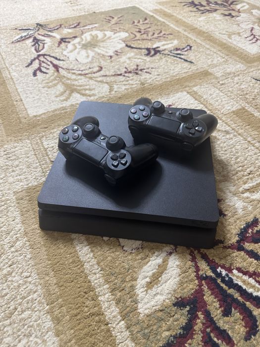 PlayStation 4 slim два джойстика без игр