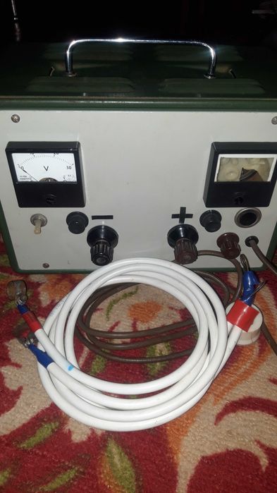 Зарядное устройство,  трансформатор,  вольтметр, кулер.