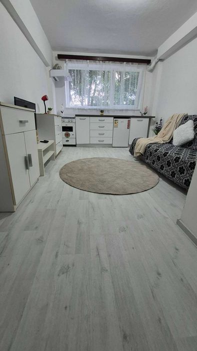 Garsoniera de vanzare in Onesti, zona de jos, situata la parter.