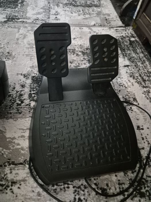 Vand volan thrustmaster in stare impecabila