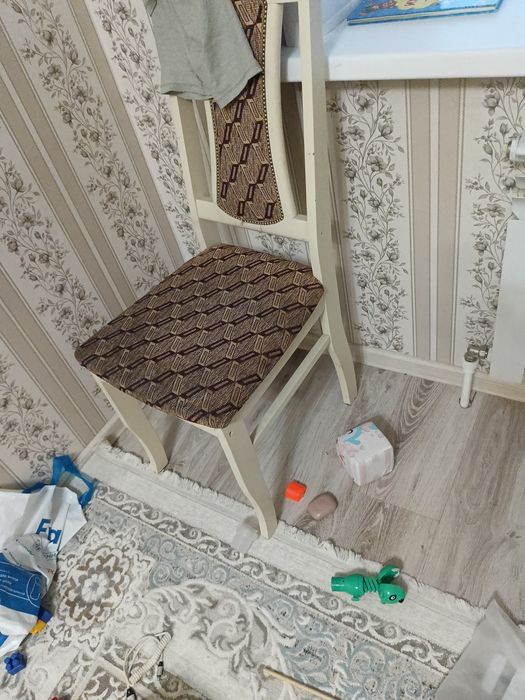 Стол кухонный и три стула