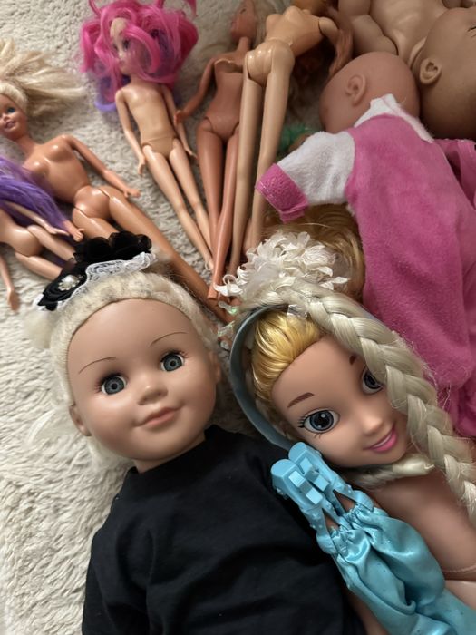 Lot papusi in stare buna  si foarte frumoase. Sunt o plasa