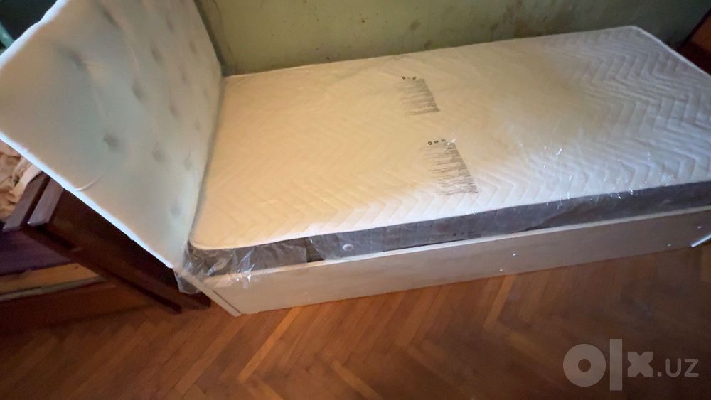 Кровать с матрасом с подъемным механизмом