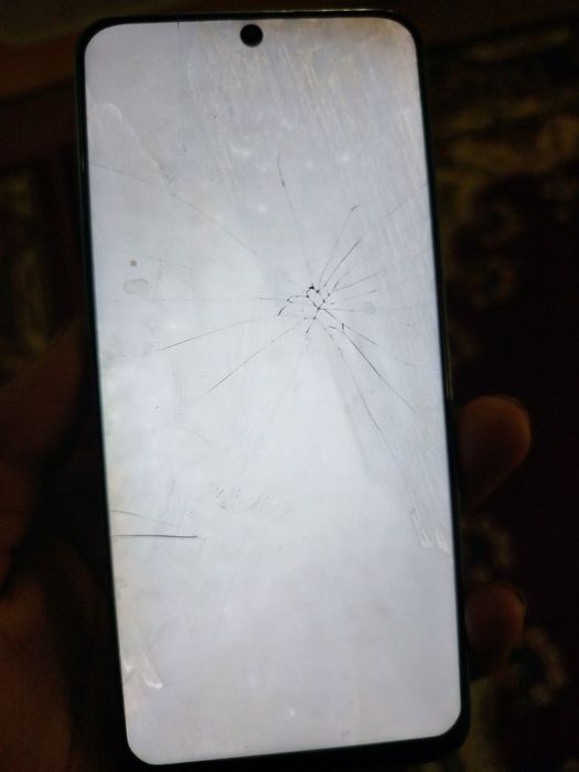 Honor x8a sotiladi. Ekran shishasi biroz chatnagan. Boshqa aybi yoq