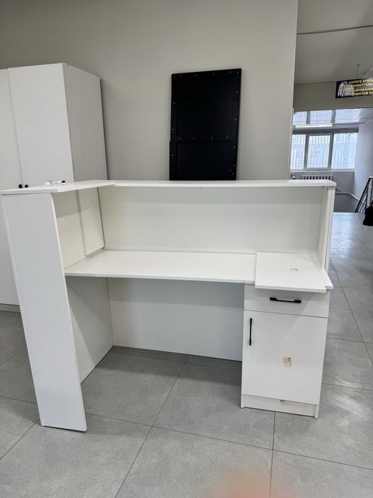 Ресепшн / стойка администратора (белая, современная)