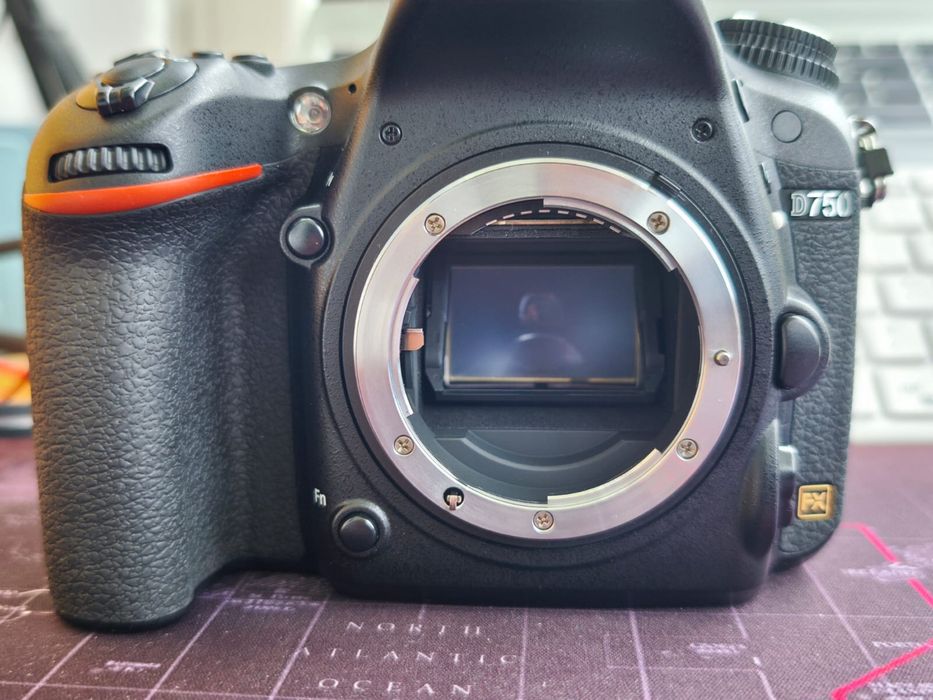 vând Nikon D750  - DSLR full frame 20k cadre