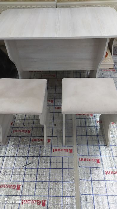 Стол и стулья на кухню обсолютно новое