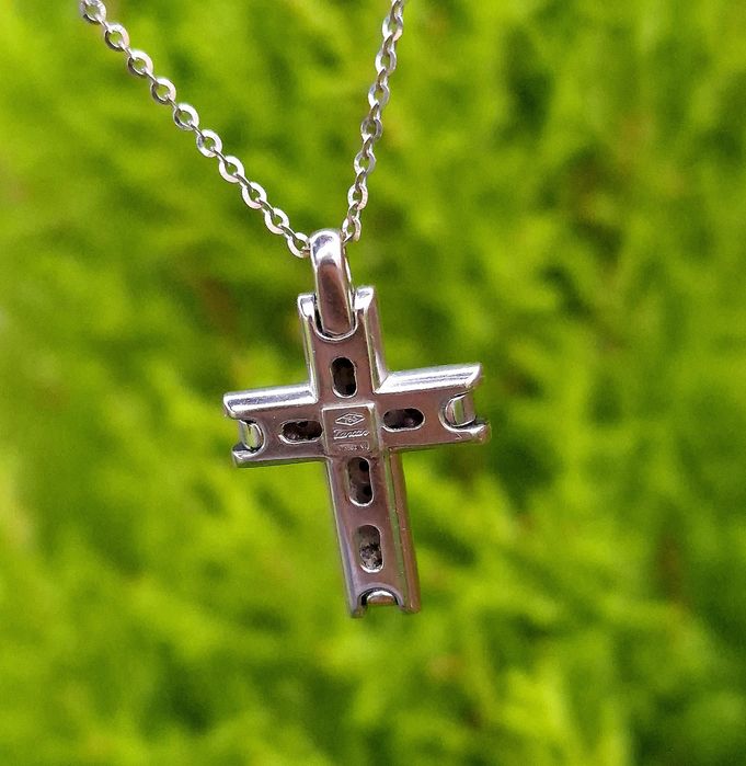 Cruciulita Zancan din aur de 18K cu diamante naturale negre