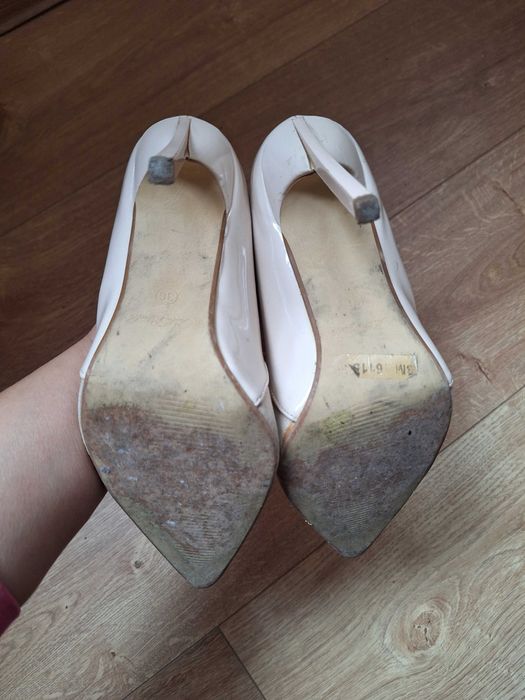 Обувки на висок, тънък ток