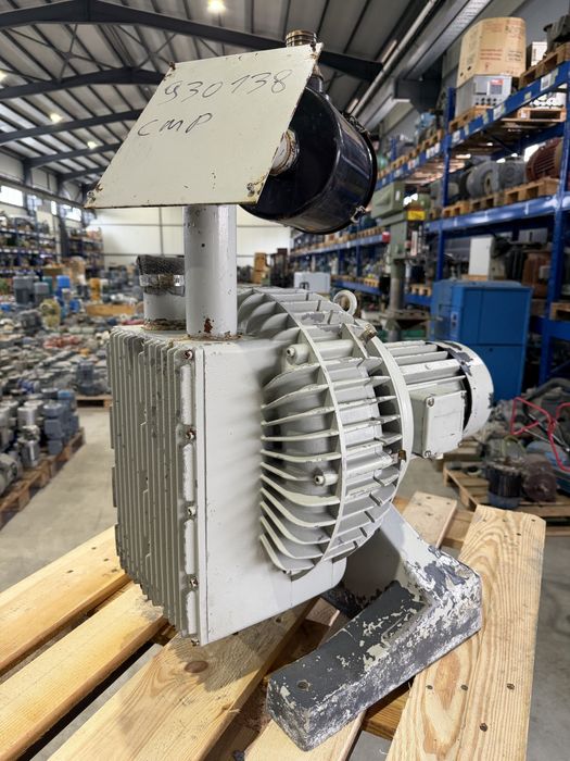 Вакуум помпа тип въздуходувка 4 кВ