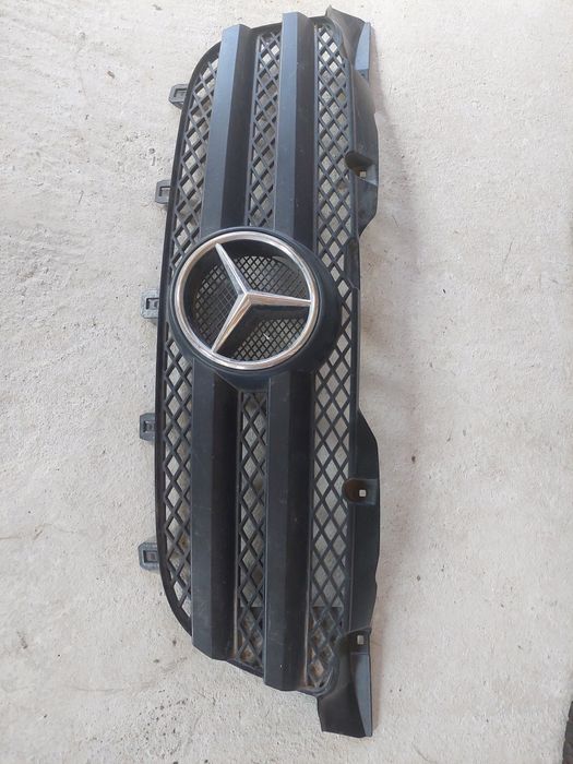 Vând grila radiator Mercedes Sprinter,model W 906.Pret 300 lei.
