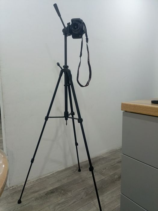 Фотоаппарат зеркалка. Canon 1300d