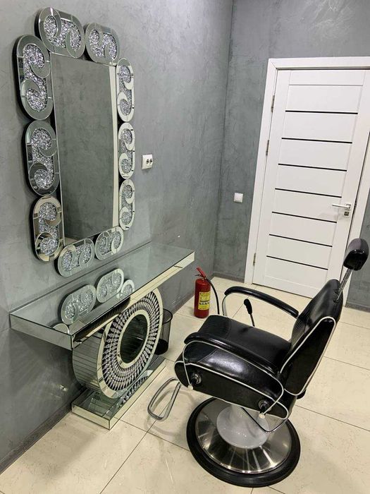 парехмахрски кресло и зеркола