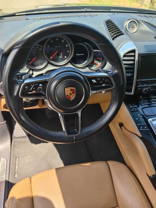 Продавам Porsche Cayenne