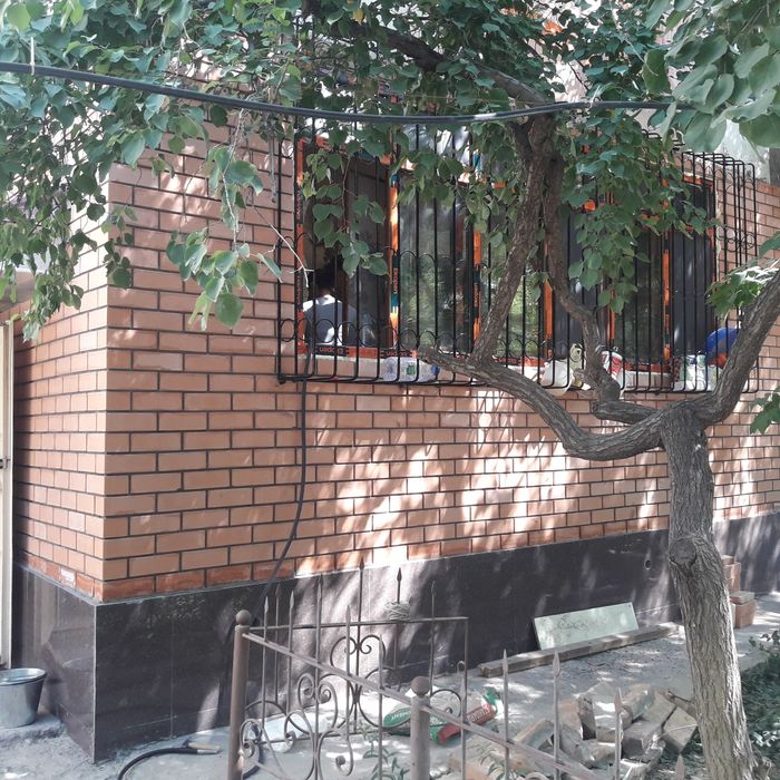 Кладка кирпичей балкона. Козырки. Решётки на окна.