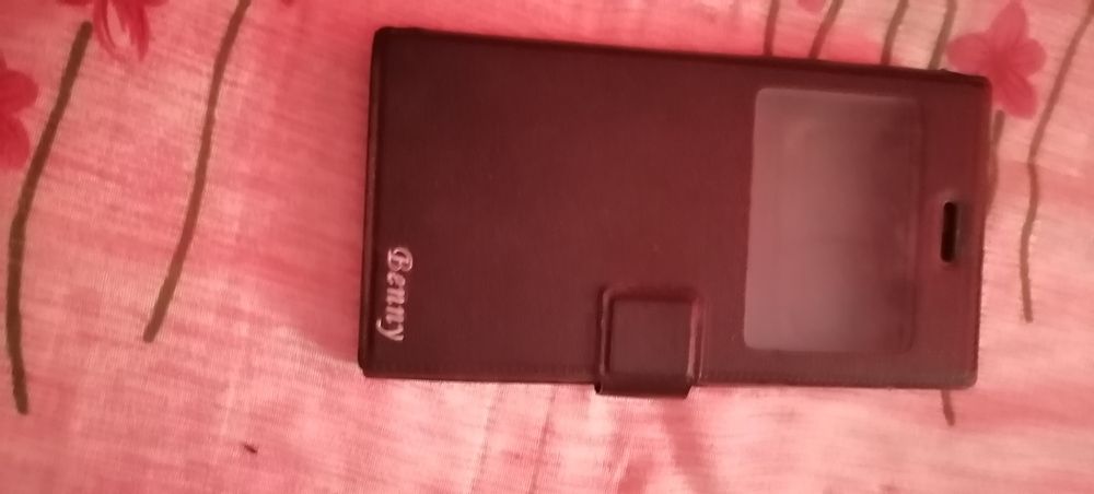 Продам красный и черные чехлы для телефона