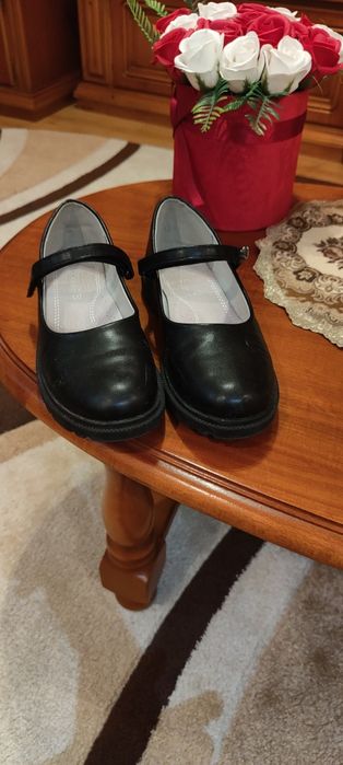 Vând pantofi de fetiță