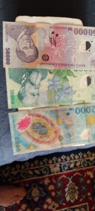 Bani vechi comuniști: 1700 bancnote cu  100 lei Balcescu.