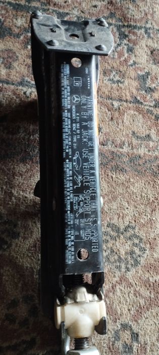 Домкрат на легковой авто.