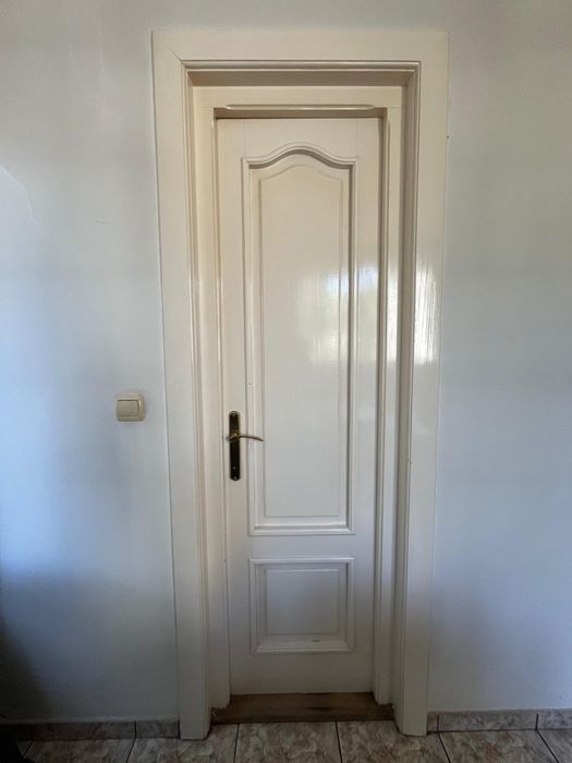 Usa de lemn masiv cu toc