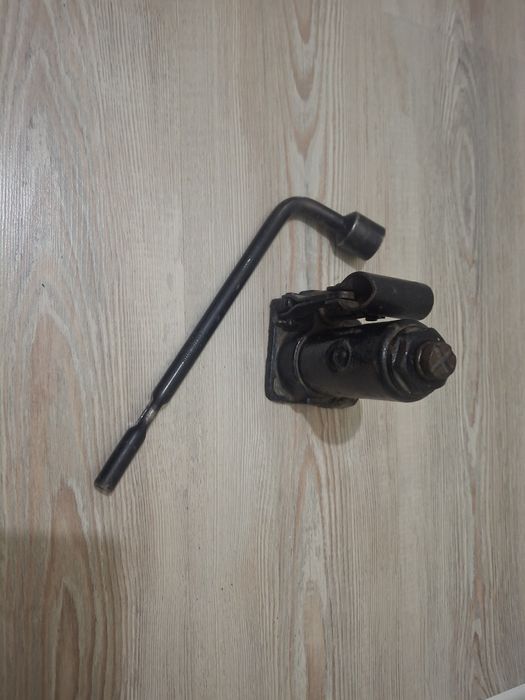 Продам домкрат маленький