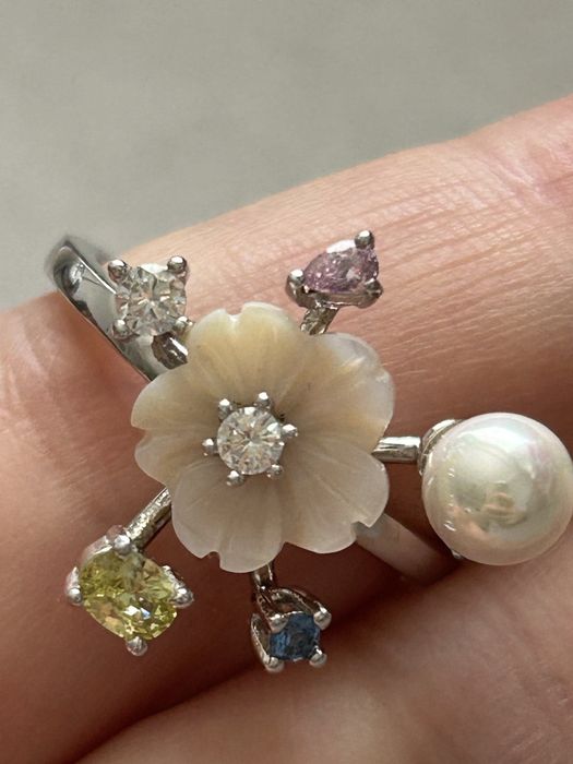 Много красив сребърен пръстен  със седефено цвете, перла и топази