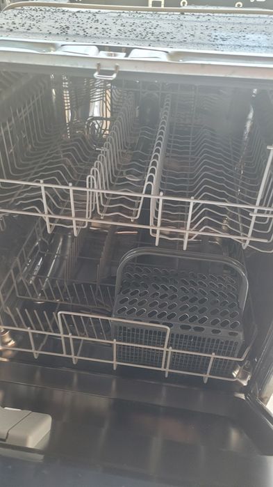 Vând mașină de spălat vase electrolux, 12 seturi, 60 cm lățime.
preferat să iau una nouă. E pentru cine se pricepe să o repare.