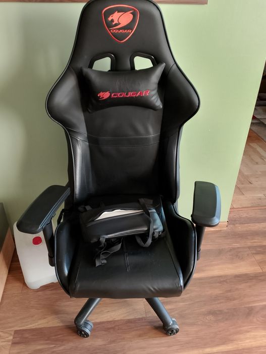 Продавам Въртящ Стол.