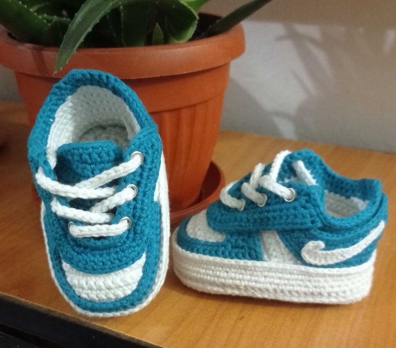 Плетени бебешки маратонки