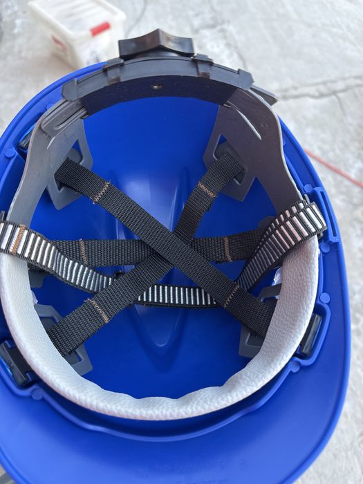 Продается новая каска строительная.