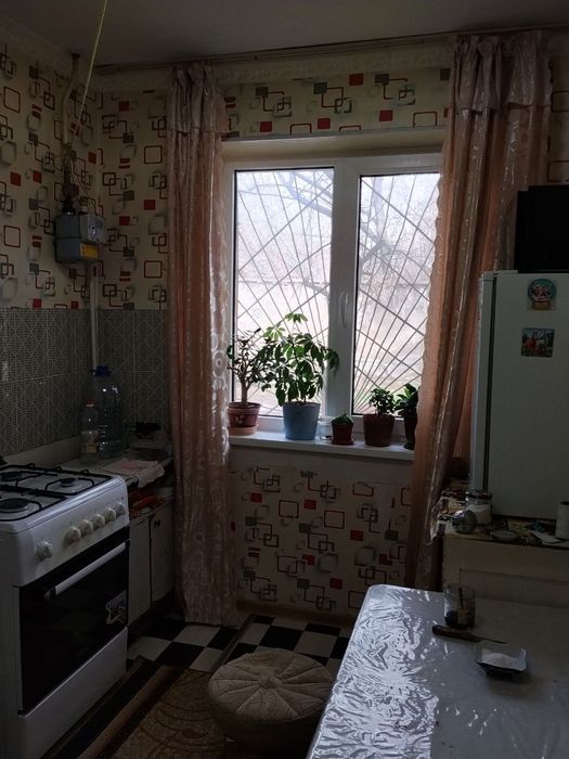 Квартира однокомнатная с подвалом в центре Ангрена