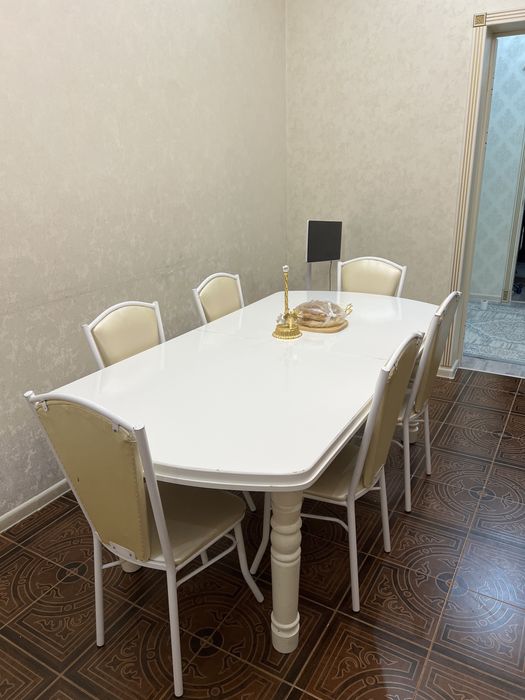 раздвижной стол со стулями