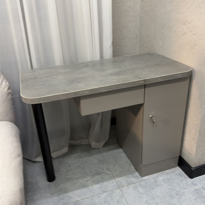 Маникюрный стол