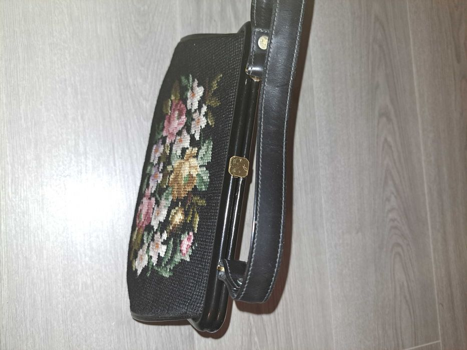 poșetă vintige cu o față brodată