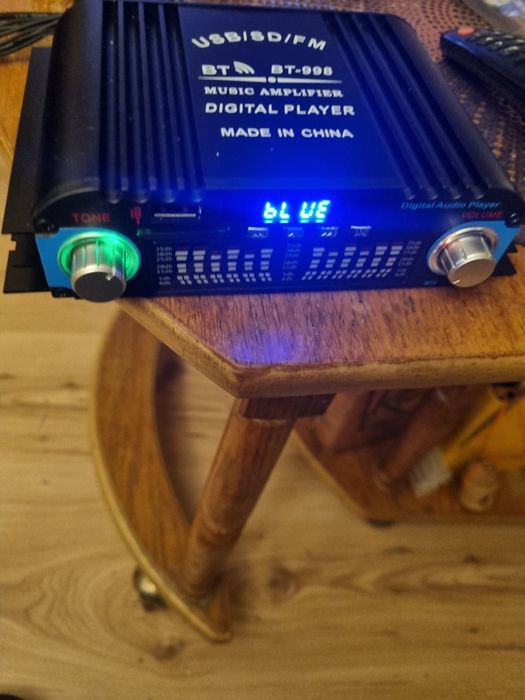 Vand amplificator 4×40 W, cu telecomanda nou in cutia originala.
Are următoarele funcții:
1. Radio digital pe frecventa FM
2. Bluetooth, prin interm