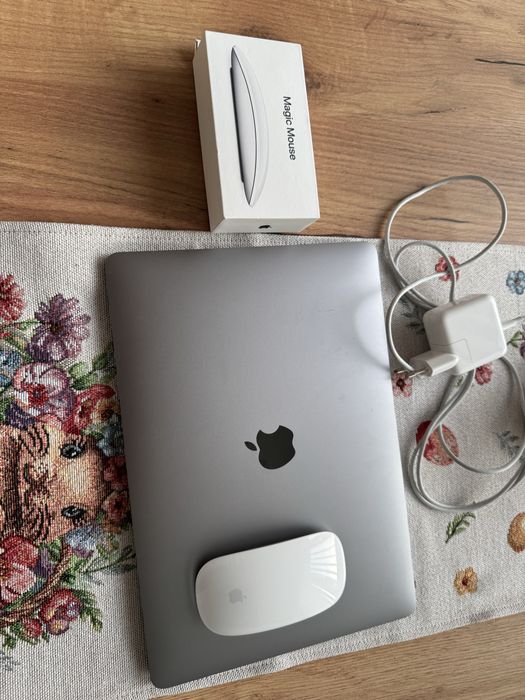 Macbook 13 инча М1 2020