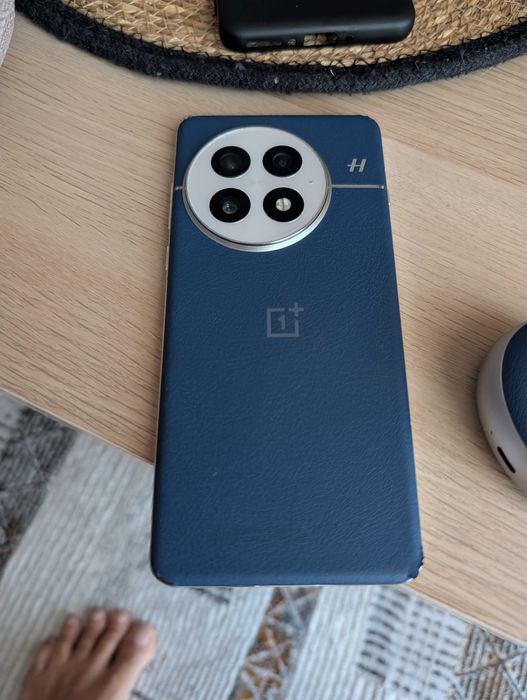Продавам телефон OnePlus 13
