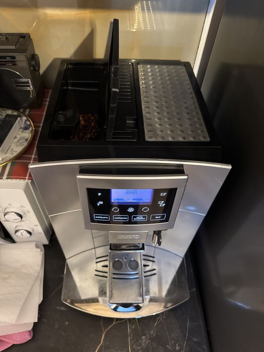 Vand expresoare de cafea delonghi  .